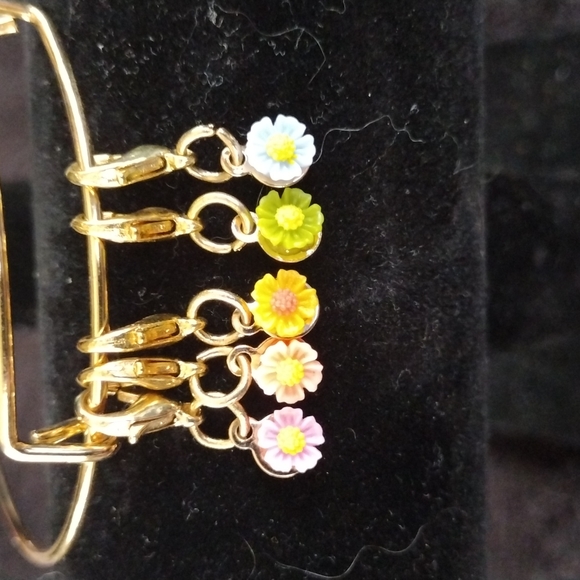 Gold flower charm bracelet - Picture 2 of 3